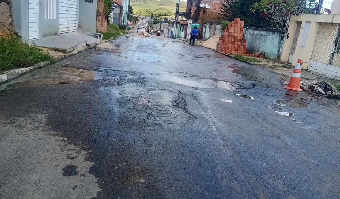 Tubulação se rompe em via pública e causa desperdício de água em Porto Calvo