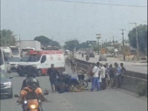 Colisão entre moto e bicicleta deixa dois feridos perto do viaduto da PRF