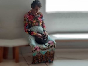 Homem se veste de mulher e faz prova do Detran no lugar da mãe