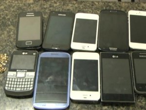 Casal arromba porta de loja, furta celulares mas é preso