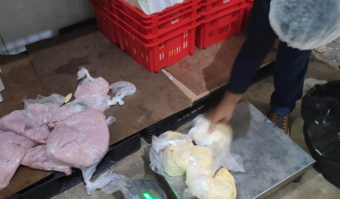 Vigilância Sanitária apreende 700 kg de alimentos impróprios em estabelecimento de Maceió