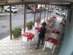[Vídeo] Dupla assalta restaurante na Jatiúca e foge levando dinheiro do caixa