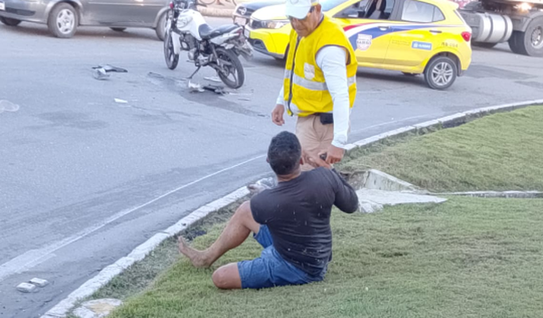 Motociclista embriagado bate em caminhão e é levado à Central de Flagrantes