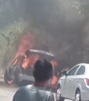 [Vídeo] Carro pega fogo em ladeira que liga os bairros do Jacintinho a Mangabeiras