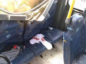 Guindaste atinge caminhão baú e ônibus e deixa dois feridos em Maceió