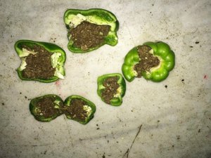 Jovem tenta entrar em delegacia com drogas escondidas em pimentões e é preso