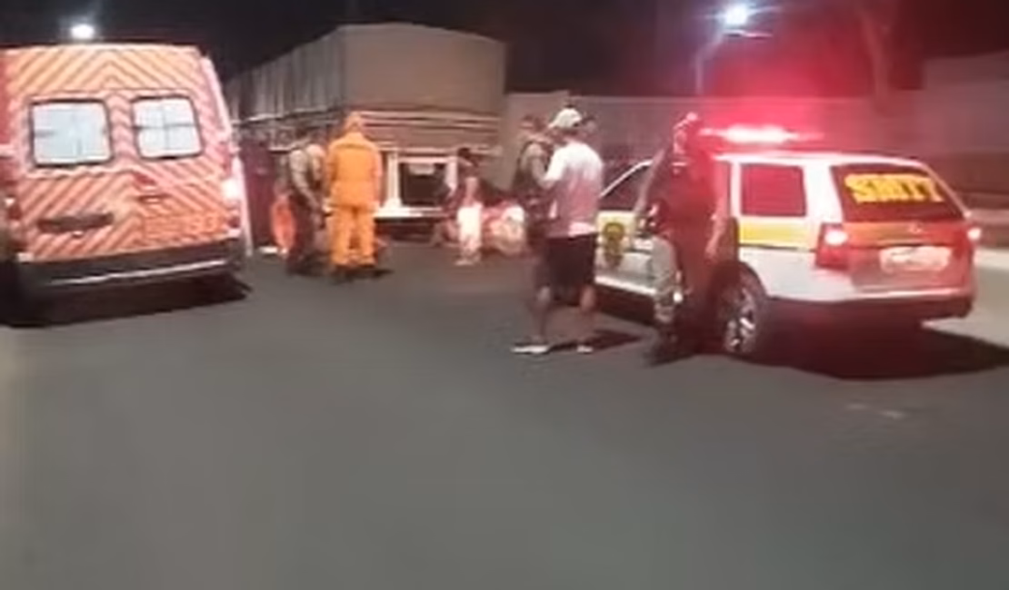 Homem fica ferido depois de colidir moto na traseira de caminhão em Delmiro Gouveia