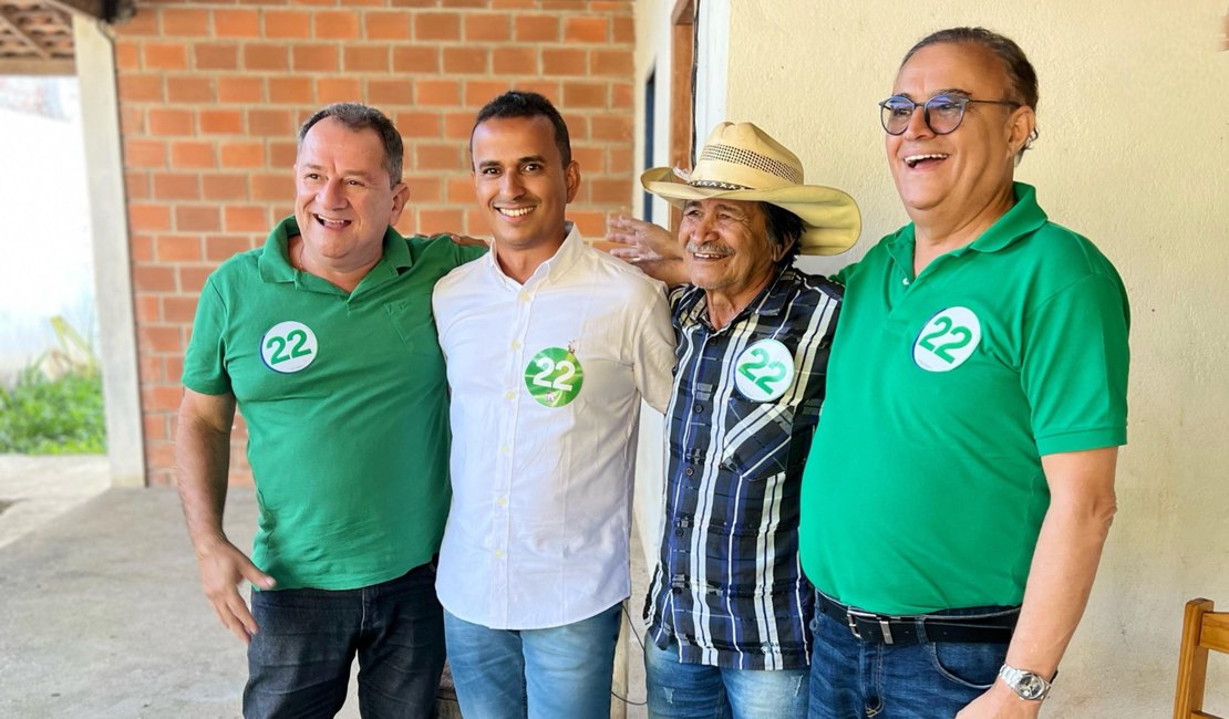 Em Santana do Mundaú, Edno Lino e Zé Lino recebem João Caldas antes da caminhada do 22