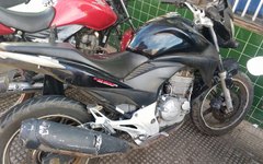 Motocicleta parcialmente danificada com o impacto