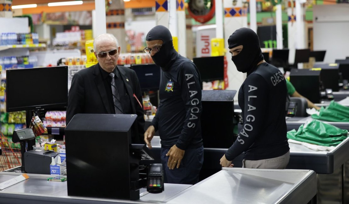 [Vídeo] Operação contra fraudes fiscais cumpre mandados em prédio de luxo e supermercado, em Maceió