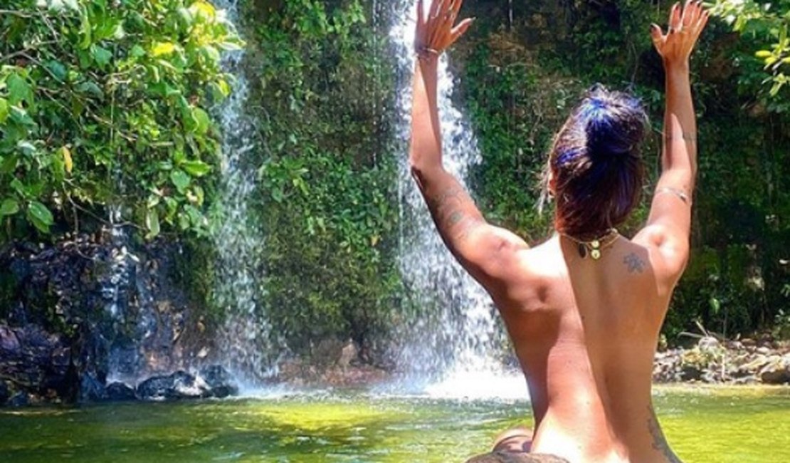 Aline Riscado publica foto completamente nua em cachoeira
