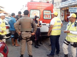 Homem invade posto de saúde e ameaça funcionários com vara de alumínio 