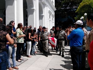 Cortejo e honrarias militares marcam sepultamento de militares