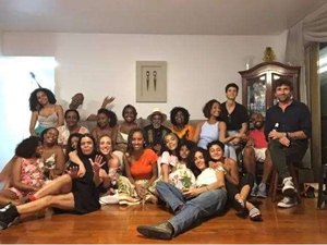 Camila Pitanga comemora véspera de Natal com ex-marido e namorada