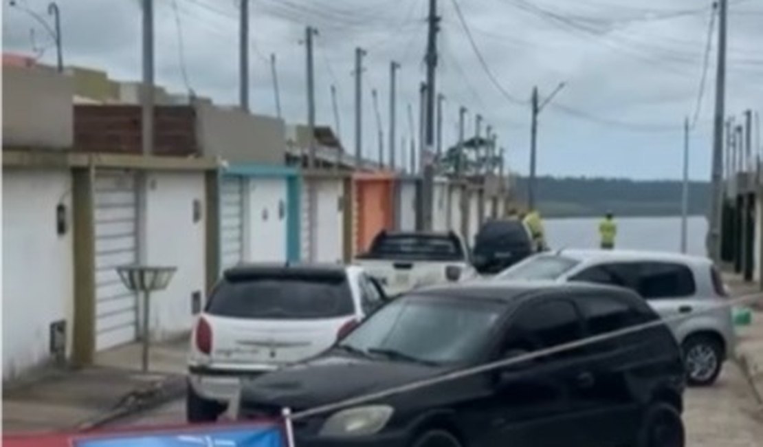 Moradores bloqueiam carro da BRK em protesto contra falta de água no Pilar