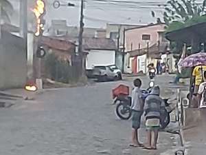 Poste pega fogo após ser atingido por raio, em Arapiraca