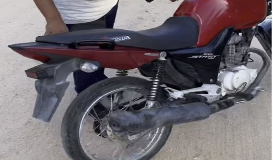 Ação da polícia flagra desmanche de motos e recupera moto roubada, em Delmiro Gouveia