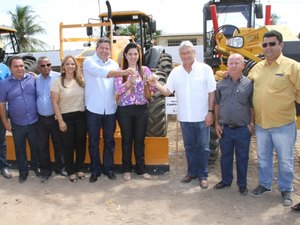 Governador entrega equipamentos agrícolas e visita obras na rodovia AL 105