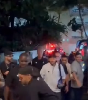 Neymar é recebido com carinho por fãs e torcedores em hotel de Maceió