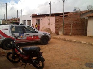 Adolescente percebe movimentação estranha em quintal, e acaba assassinado