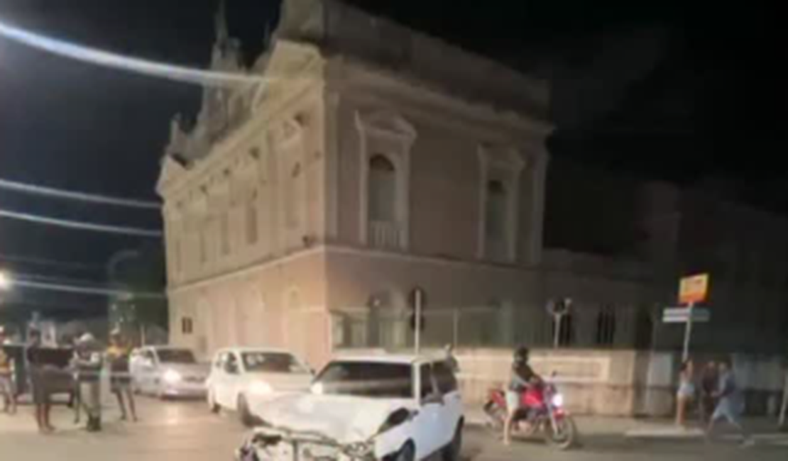 Carro invade estabelecimento comercial após batida na Praça Deodoro em Maceió