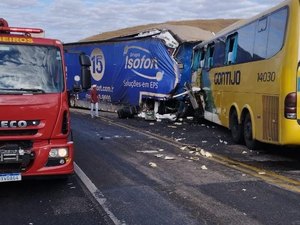 [Vídeo] Ônibus que fez parada em Maceió se envolve em acidente com mortes e feridos