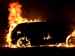 Homem perde a cabeça e coloca fogo em veículo que apresentou problemas
