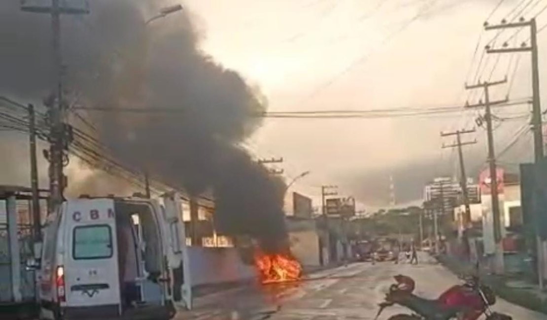 [Vídeo] Carro pega fogo após colidir com motocicleta, na Av Gustavo Paiva, em Maceió