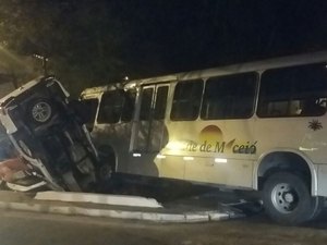 Vídeo: árvore entra em ônibus durante acidente entre carro e coletivo