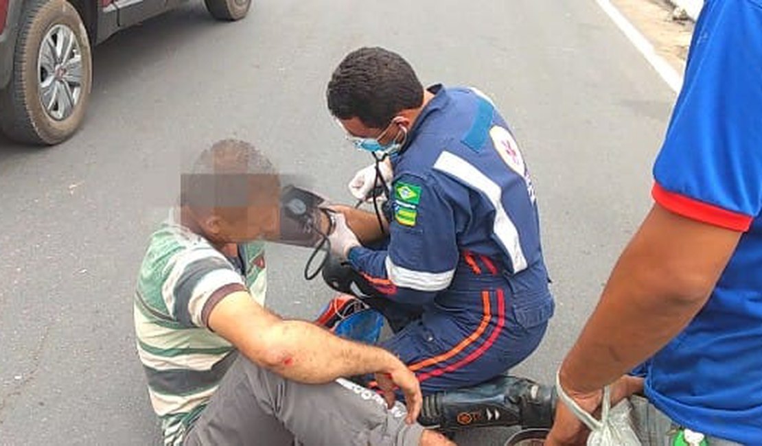 Motociclista é socorrido após colidir contra veículo em Arapiraca