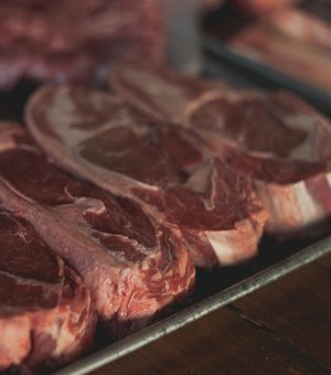 Funcionários de supermercado são presos por desviar mais de 20kg de carne no Jacintinho