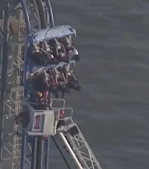 Jovens ficam presos em montanha-russa a 30 metros de altura nos EUA