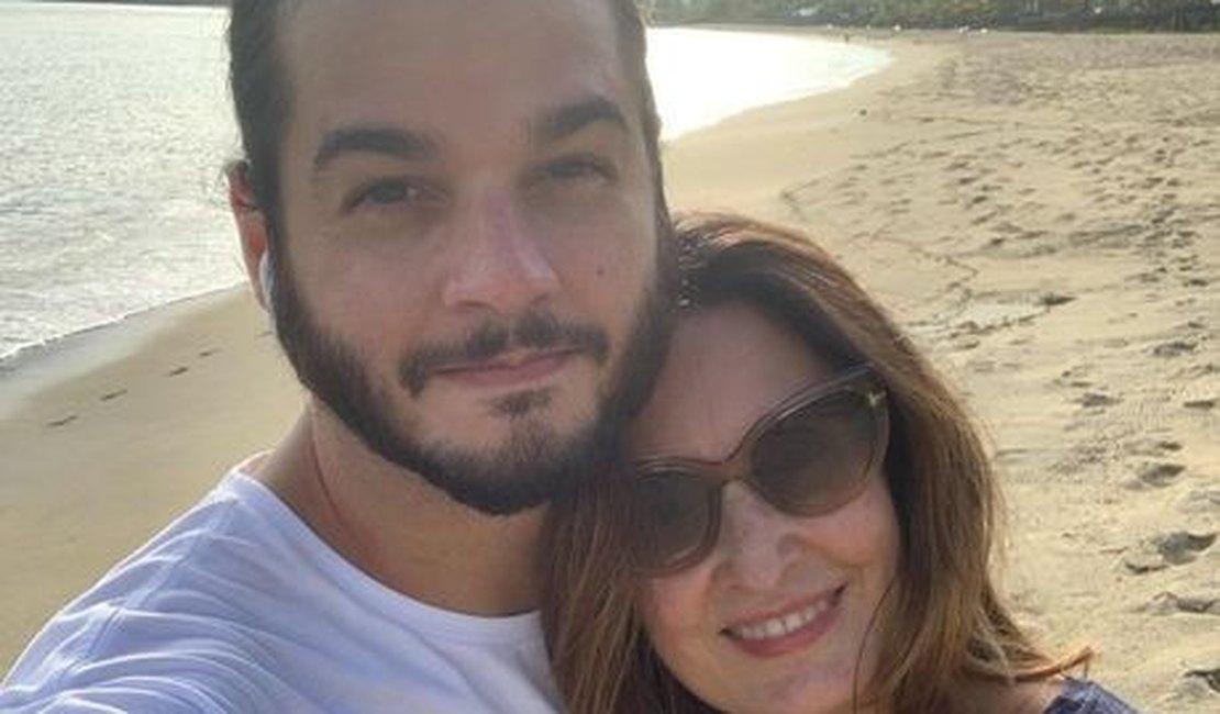 Fátima Bernardes caminha com Tulio na praia após cirurgia
