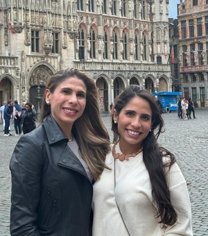 De saída da Câmara, Gaby Ronalsa presenteia Marina e Paula Dantas com comendas