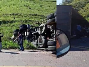 [Vídeo] Carreta tomba e deixa via interditada na BR-316, em Maribondo