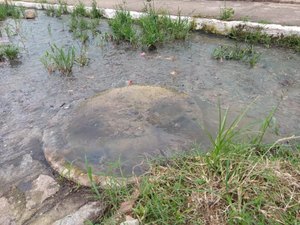 [Vídeo] Água e esgoto vazam sem parar no Residencial Brisa do Lago em Arapiraca