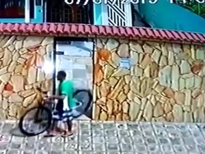 [Vídeo] Homem é flagrado furtando bicicleta de residência em São Miguel dos Campos