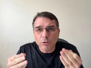 Flávio pede que apoiadores evitem PF e vão a vigília por Bolsonaro