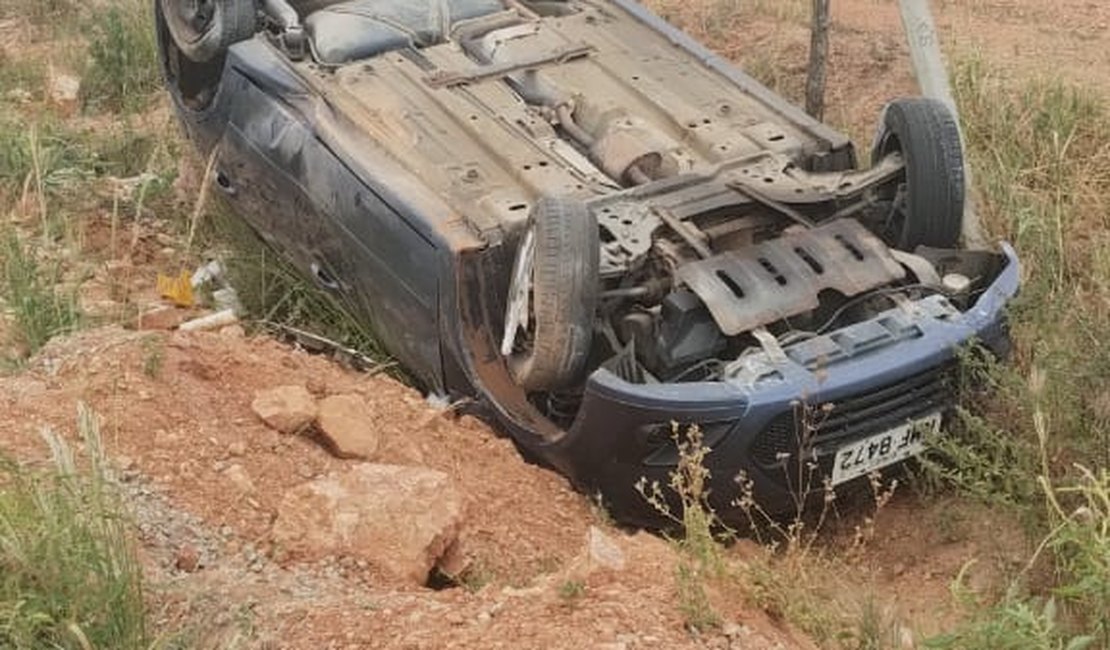 [Vídeo] Jovem perde o controle da direção e capota carro próximo à Vila São José, zona rural de Arapiraca