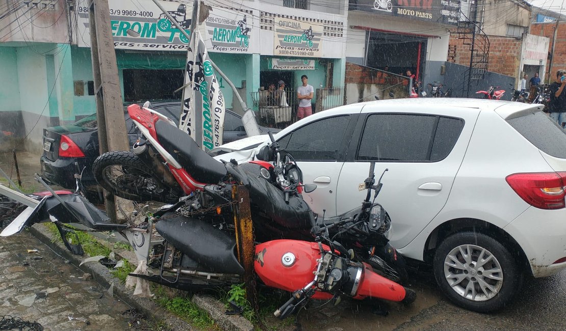 Carro colide contra poste e quatro motocicletas na BR-104 em Rio Largo
