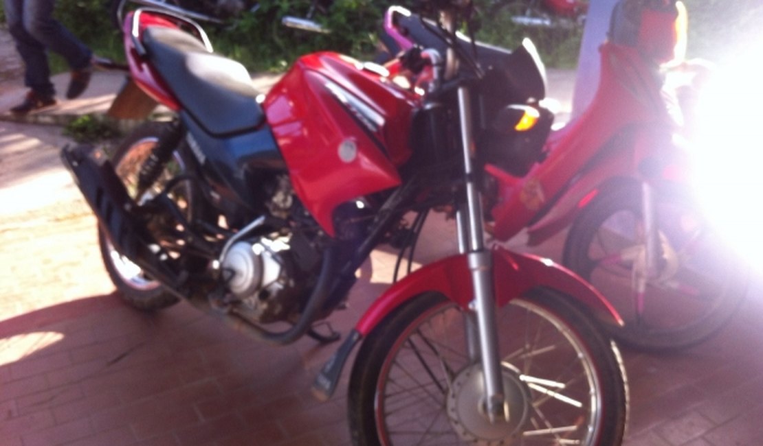 Quatro pessoas são presas suspeitas de roubar moto e tráfico de drogas