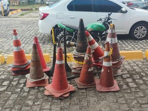 Materiais utilizados para guardar vagas irregulares são recolhidos por agentes do DMTT