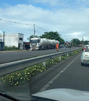 Colisão entre carreta carregada com álcool e carro deixa uma pessoa ferida na AL 101