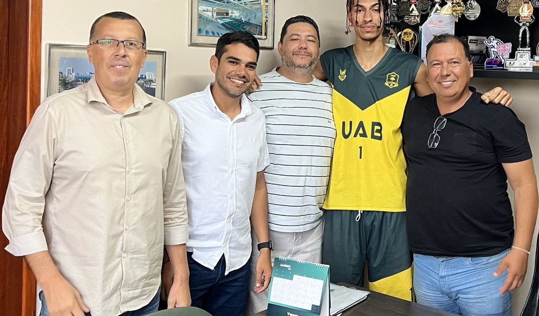 Atleta de Arapiraca é selecionado para equipe de basquete de faculdade em Maceió