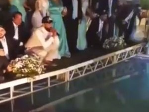 [Vídeo] Passarela da piscina quebra com padrinhos durante casamento em Arapiraca