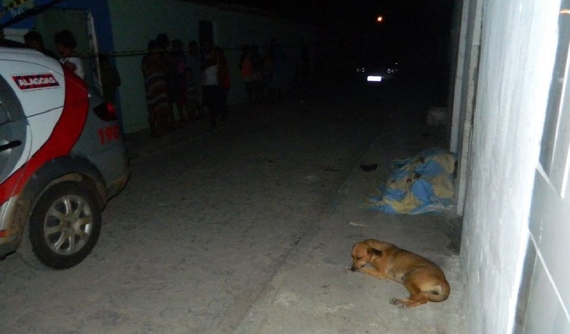 Servente de pedreiro é assassinado com filha no colo