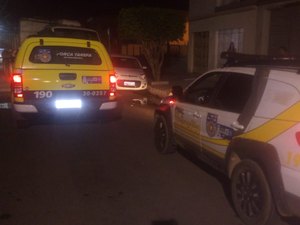 Motorista de caçamba perde controle e colide em veículo estacionado