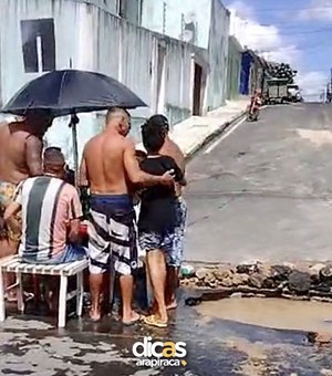 [Vídeo] Arapiraquenses fazem churrasco para celebrar 'mesversário' de vazamento de água