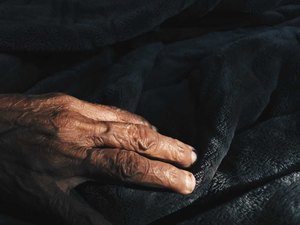 Idoso é espancado e morto a facadas dentro de casa