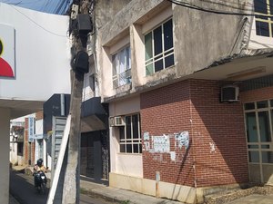 Caminhão bate em poste no centro da cidade de Palmeira dos Índios